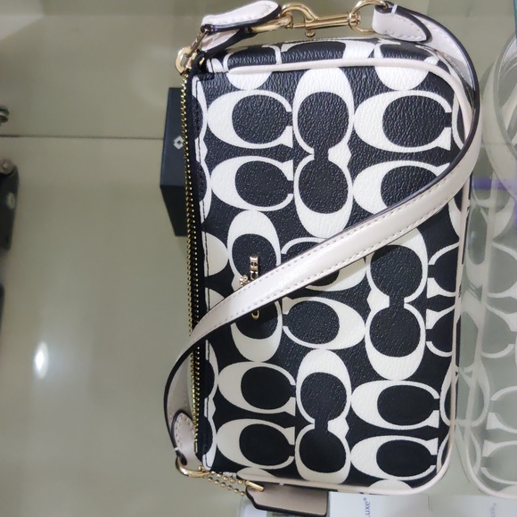 New! 🌜Nolitas 19 in Signature Canvas, CP250 - Picture 7 of 7